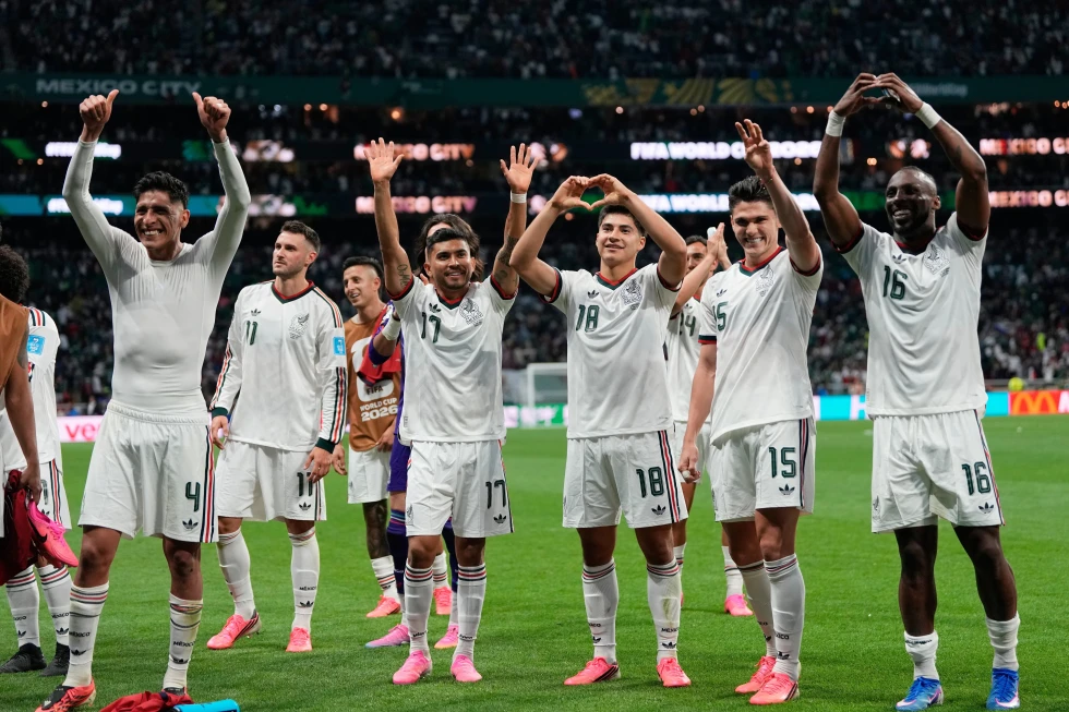 Aficionados mexicanos dejan sin dormir a Ecuador antes del partido del Mundial en Ciudad de México