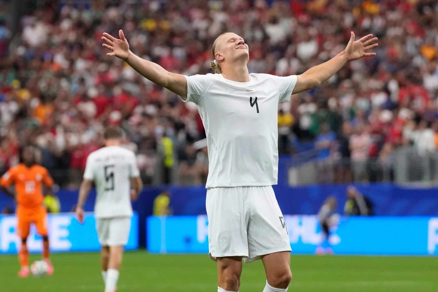 Haaland escribe la historia para Noruega. Con su gol, vence 2-1 a Costa de Marfil y reman a octavos