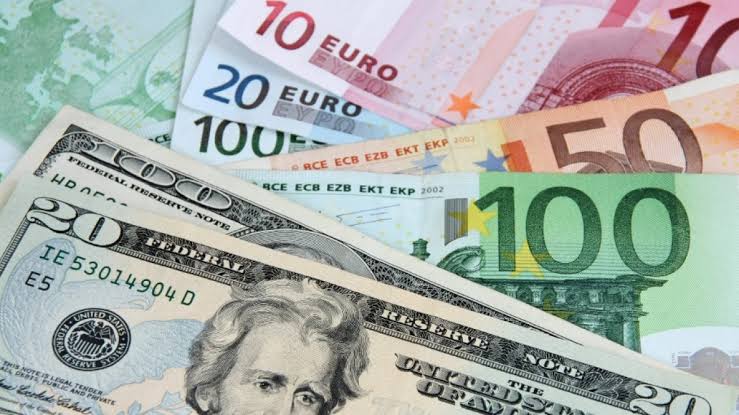 Petróleo baja, oro retrocede y dólar se mantiene estable en República Dominicana