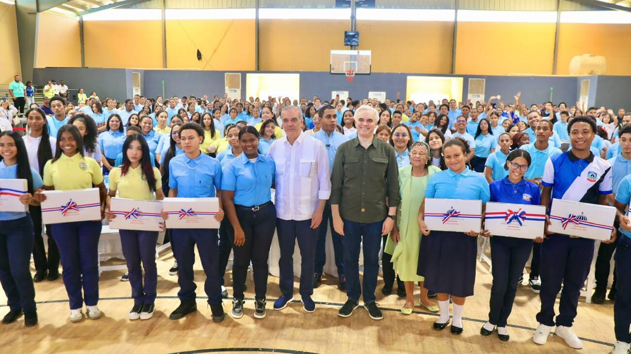 Abinader destaca a Montecristi como eje del desarrollo nacional y promete más oportunidades para la juventud