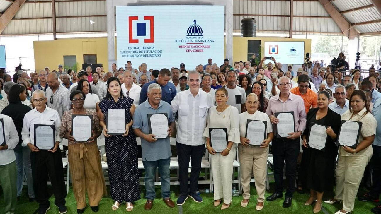 Abinader entrega 400 títulos de propiedad en Pepillo Salcedo