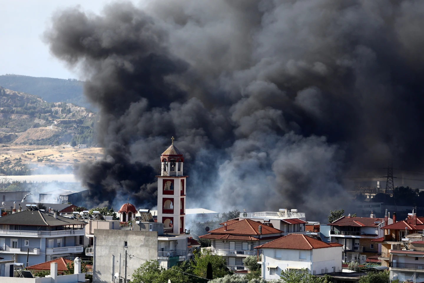 Cientos de bomberos combaten incendios en Portugal, Grecia y España