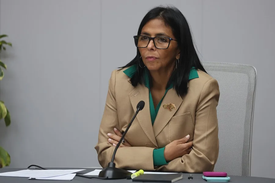 Delcy Rodríguez crea nuevo cuerpo militar para atender emergencias y sustituye a la ministra de Transporte