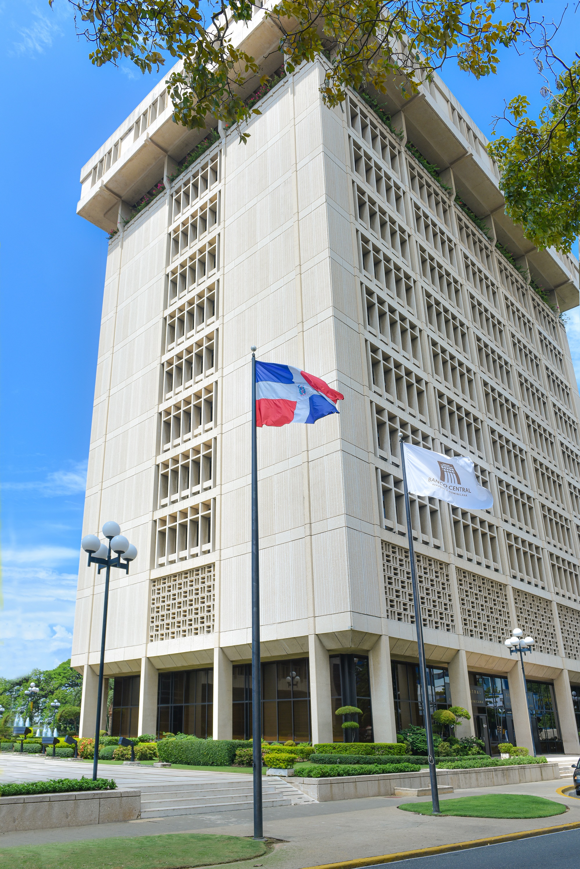 Banco Central mantiene en 5.25 % la tasa de política monetaria y destaca recuperación gradual de la economía