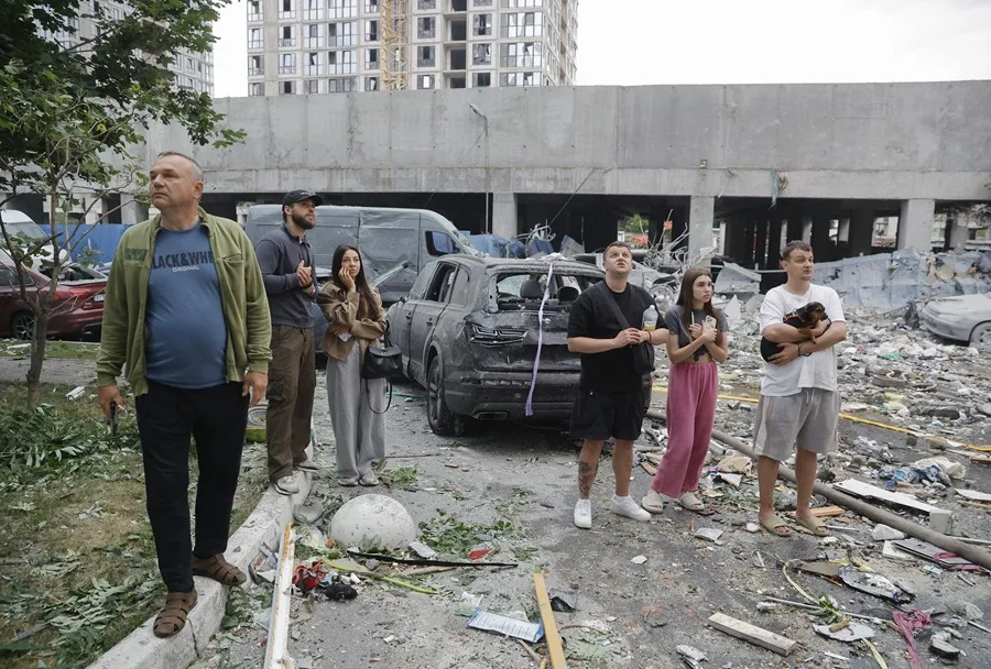 Al menos 20 muertos y más de cincuenta heridos en un nuevo gran ataque ruso sobre Kiev en vísperas de la cumbre de la OTAN