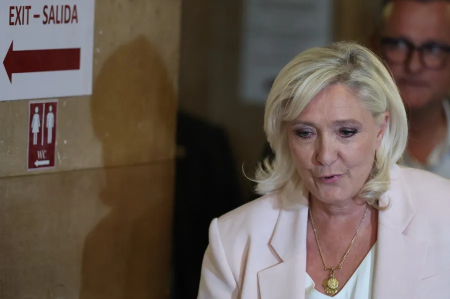 Condenada a 15 meses de inhabilitación firme, Le Pen podría optar a las Presidenciales en 2027
