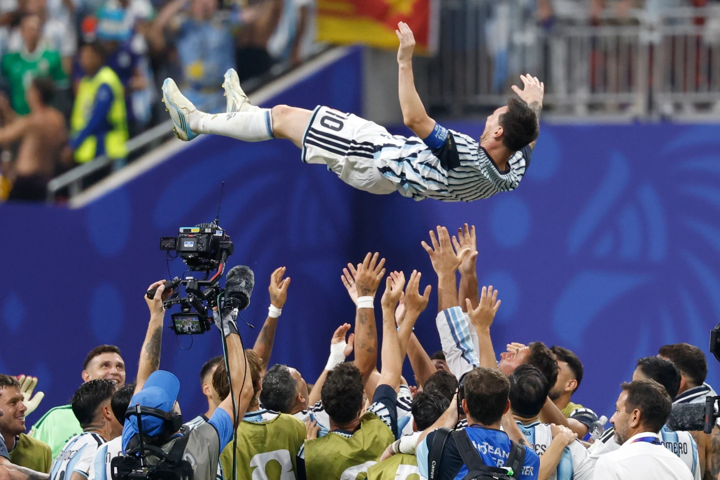 Messi y Argentina se levantan de la lona, vencen 3-2 a Egipto y avanzan a cuartos del Mundial