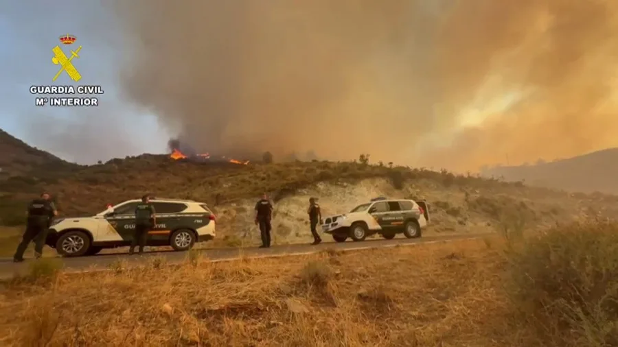 Ocho medios aéreos se incorporan a la extinción del incendio de Almería mientras sigue la búsqueda de los desaparecidos