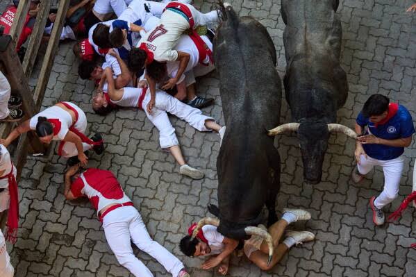 Una participante es corneada en la cara en los encierros de San Fermín en España
