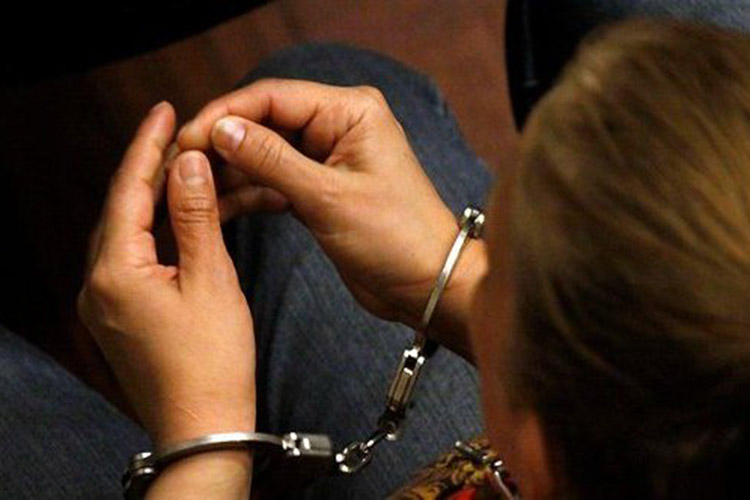 Condenan a 20 años de prisión a mujer por torturar y abusar de sus hijos menores