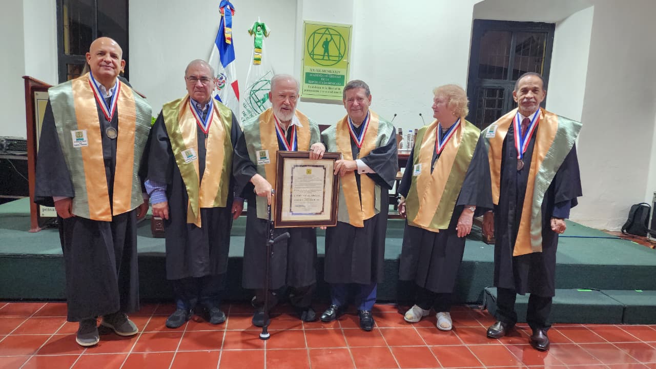 Academia de Ciencias reconoce al arqueólogo Daniel Shelley por su legado en la investigación histórica