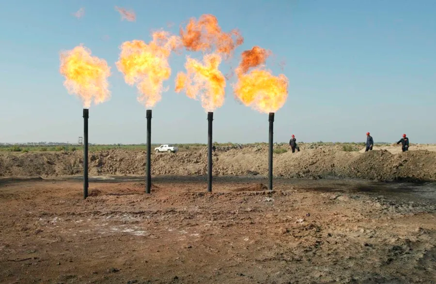 Conflicto entre EE. UU. e Irán mantiene al petróleo en máximos semanales