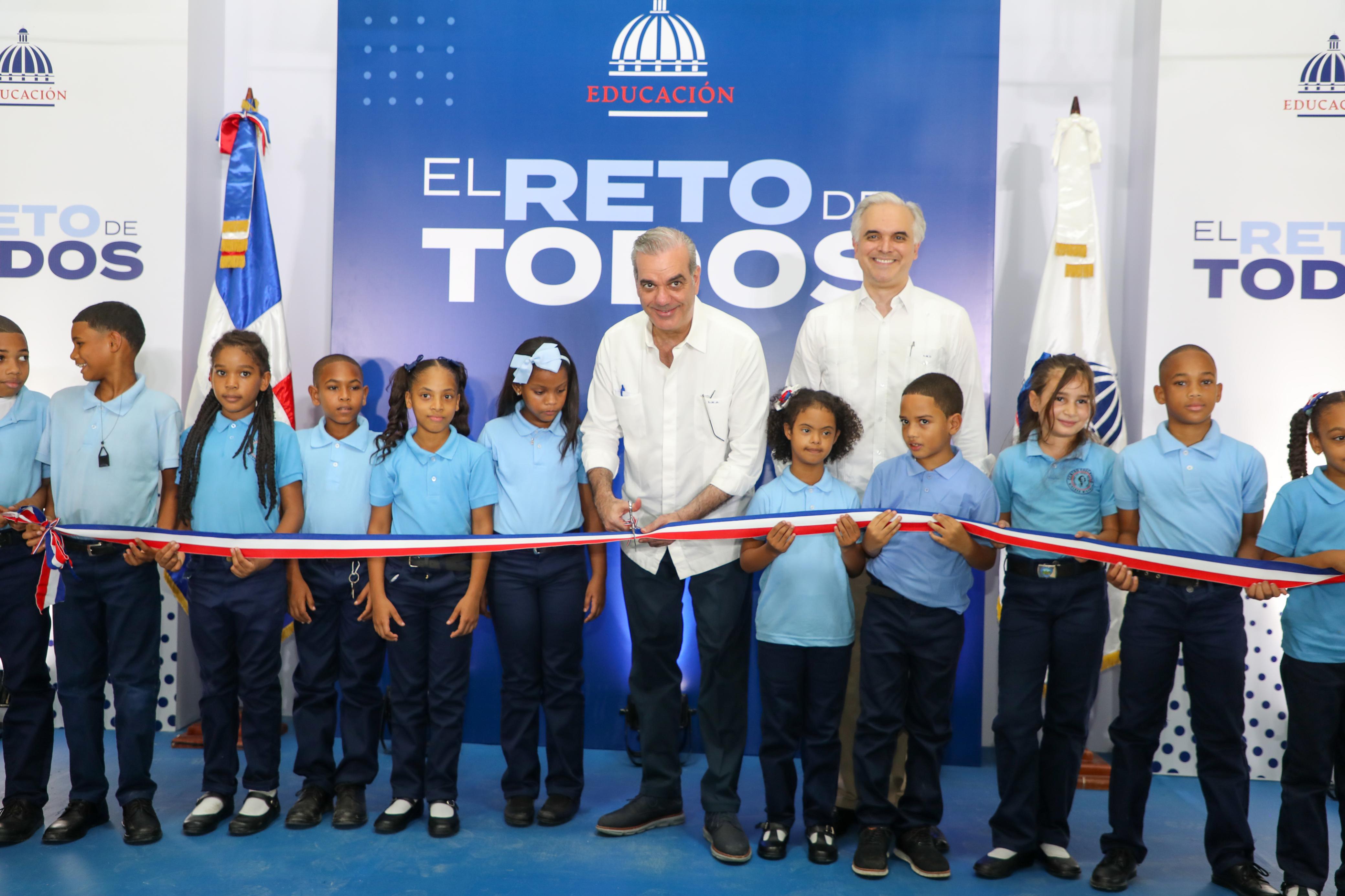 Abinader entrega escuela, nuevas aulas, un techado deportivo y remoza club en Santo Domingo