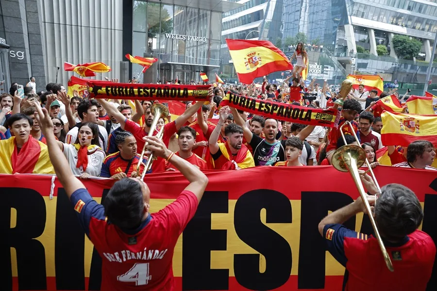 La marcha de España tiñe de rojo Nueva York en busca de su segunda estrella