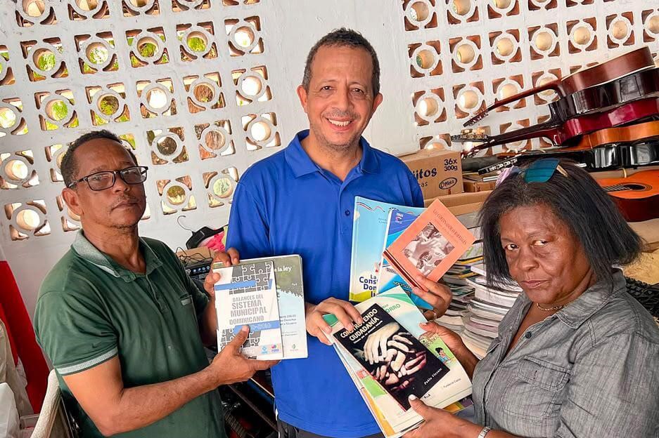 Pablo Vicente dona libros a la Casa de Cultura de Villa Faro para fortalecer la promoción de la lectura