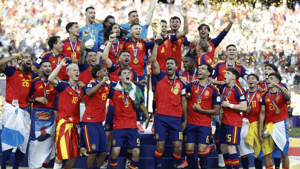 España celebra su segundo Mundial entre la euforia y el luto por la muerte de una niña en un festejo