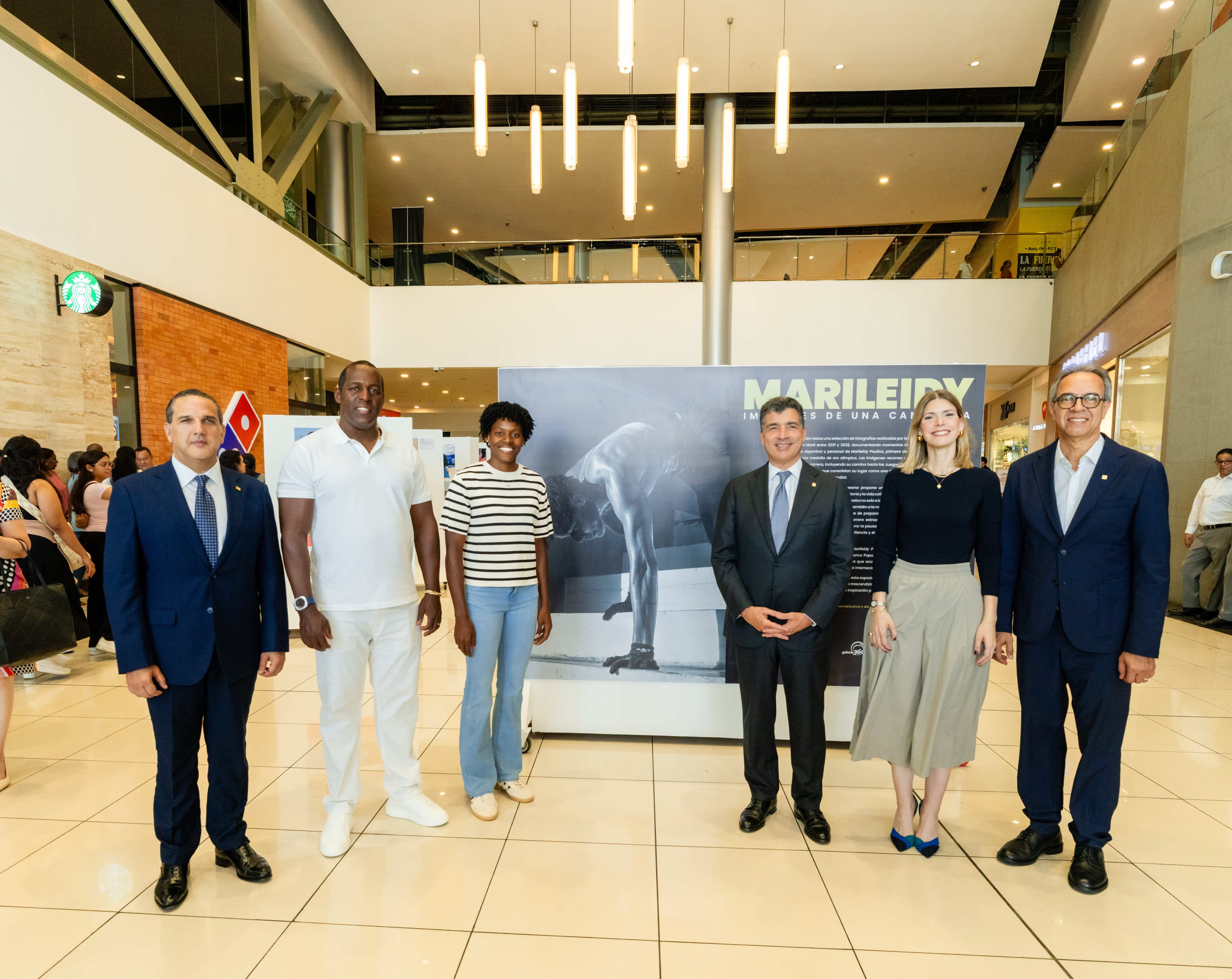 Marileidy Paulino recorre exposición fotográfica que rinde homenaje a su trayectoria