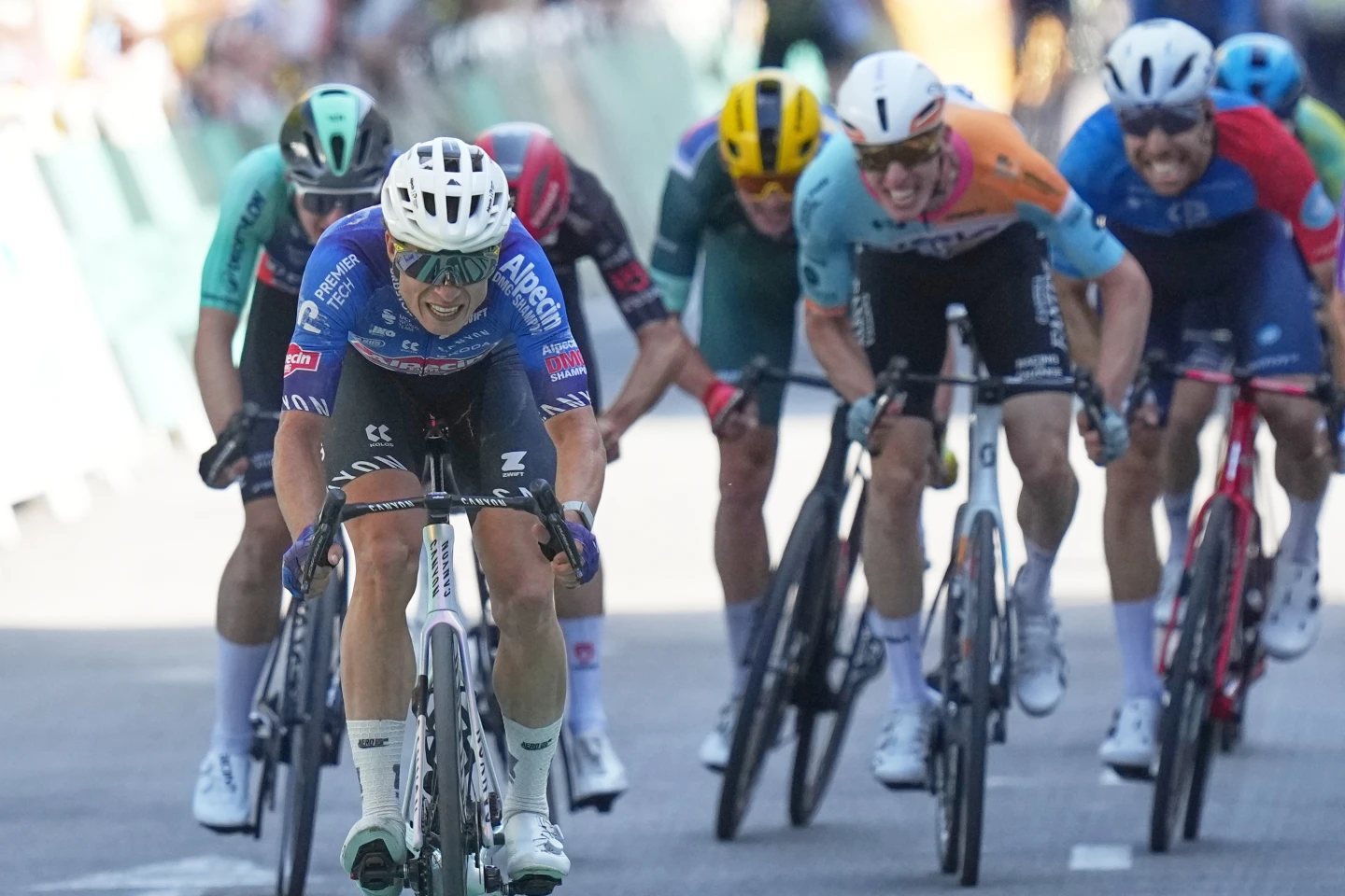 Philipsen gana la etapa 17 del Tour de Francia. Pogačar protege el liderato