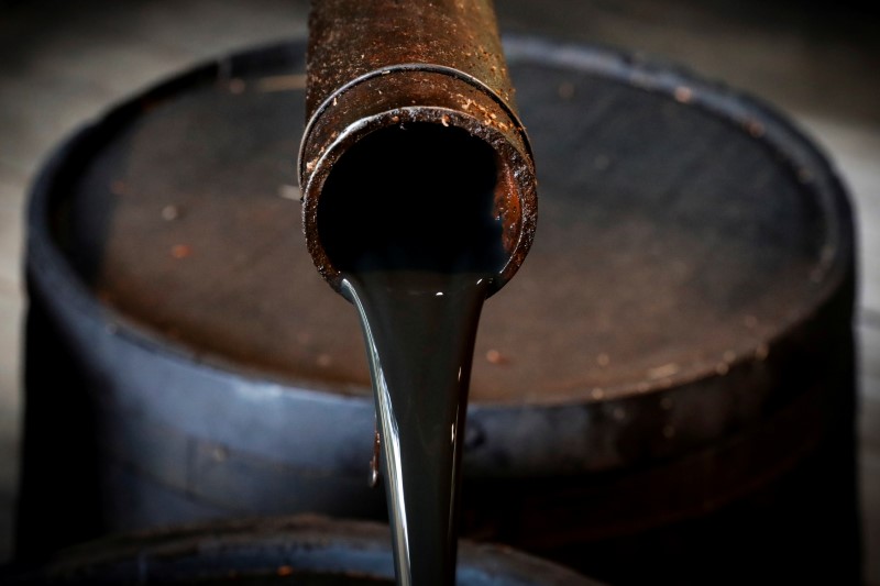 Petróleo supera la barrera de los 100 dólares y el oro mantiene firmeza por tensiones en Oriente Medio