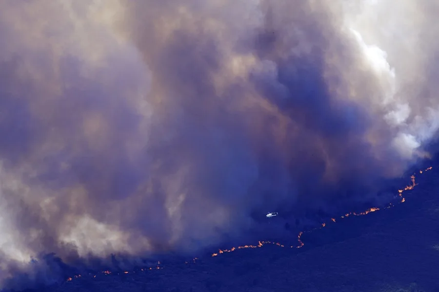 Incendios sin control elevan la alerta en España: más de 10.000 evacuados y Madrid enfrenta el peor fuego de su historia