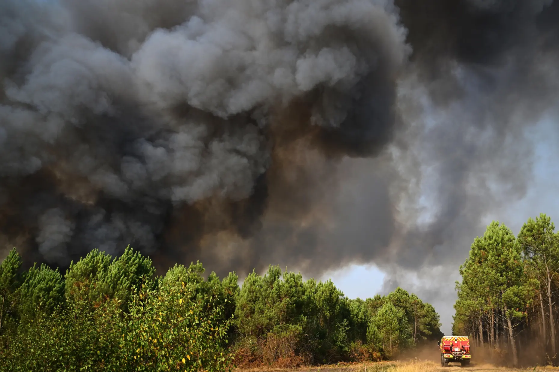 Decenas de miles de evacuados por incendios en Francia pueden volver mientras el tiempo refresca