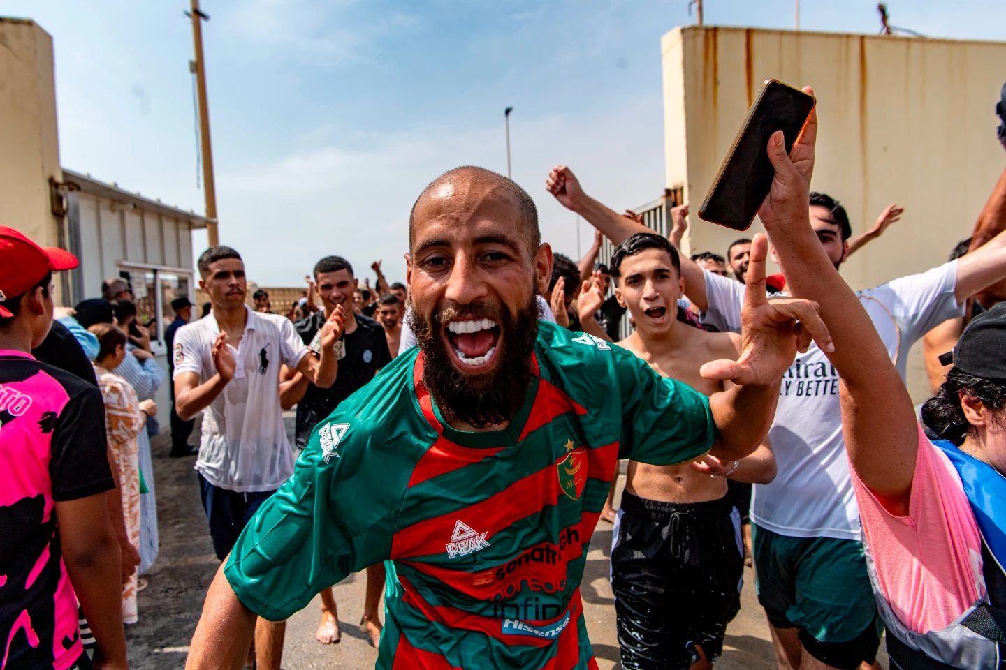 “Caos absoluto” en la frontera entre Marruecos y Ceuta, España, por llegada de miles de inmigrantes