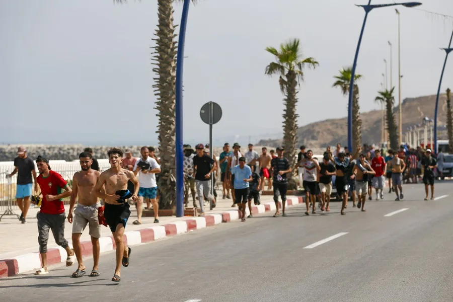 Una columna de 5 kilómetros formada por miles de personas sigue aguardando ante la frontera de Ceuta