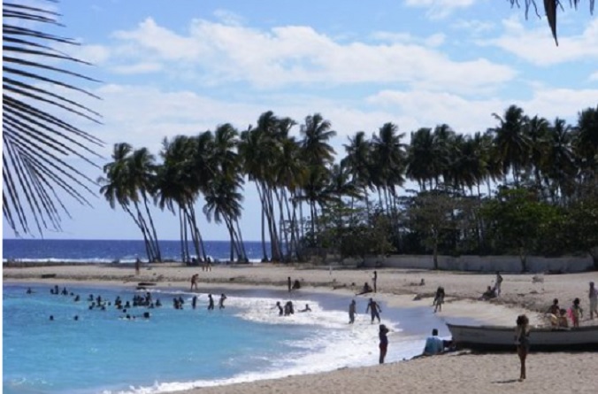 David Collado reitera que las playas públicas son de libre acceso y condena incidente ocurrido en Juan Dolio
