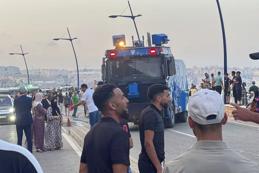 España despliega al ejército en Ceuta tras irrupción de miles de inmigrantes que dejó 15 muertos