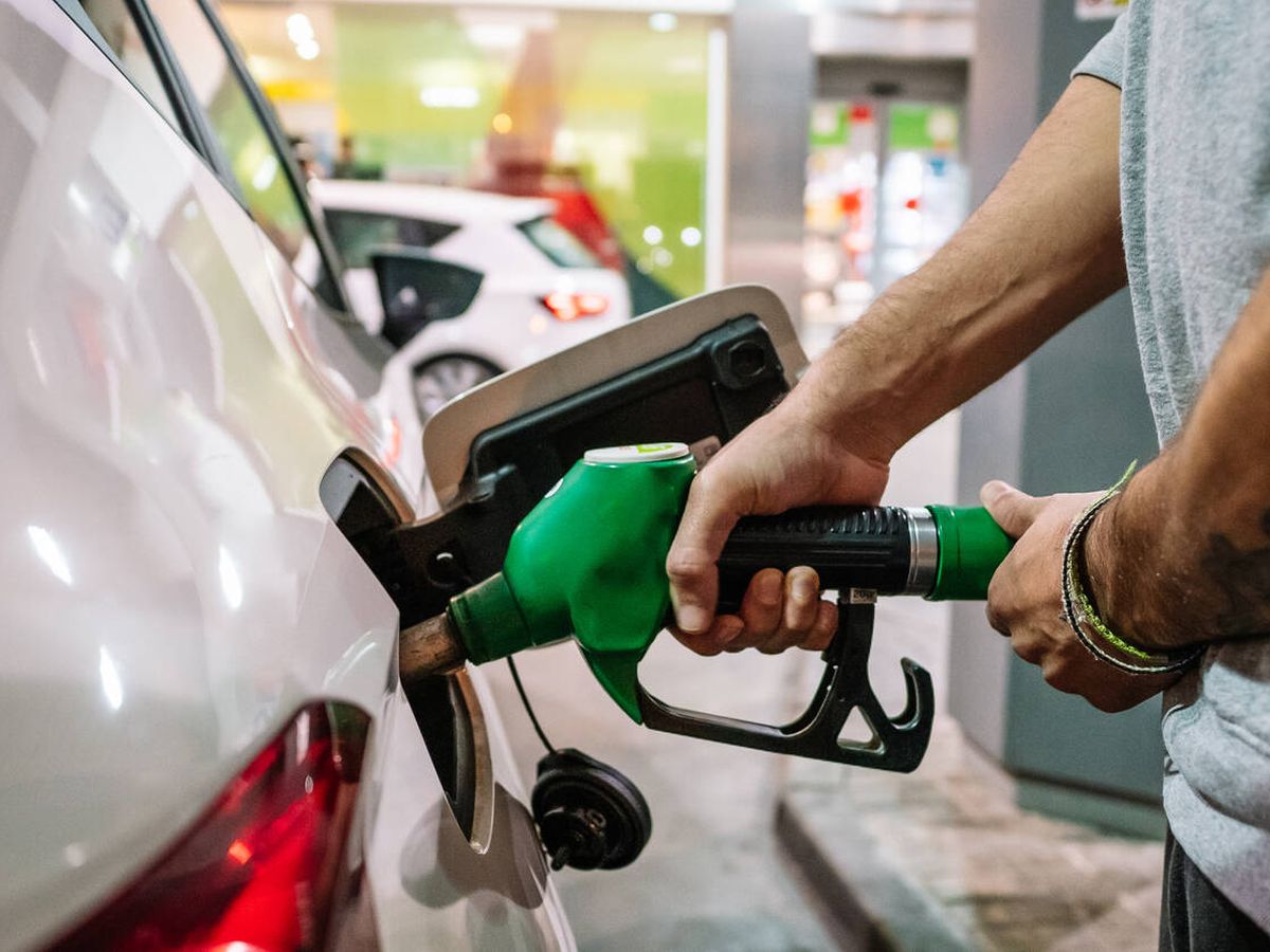 Gobierno congela los combustibles de mayor consumo y aumenta otros cuatro derivados del petróleo