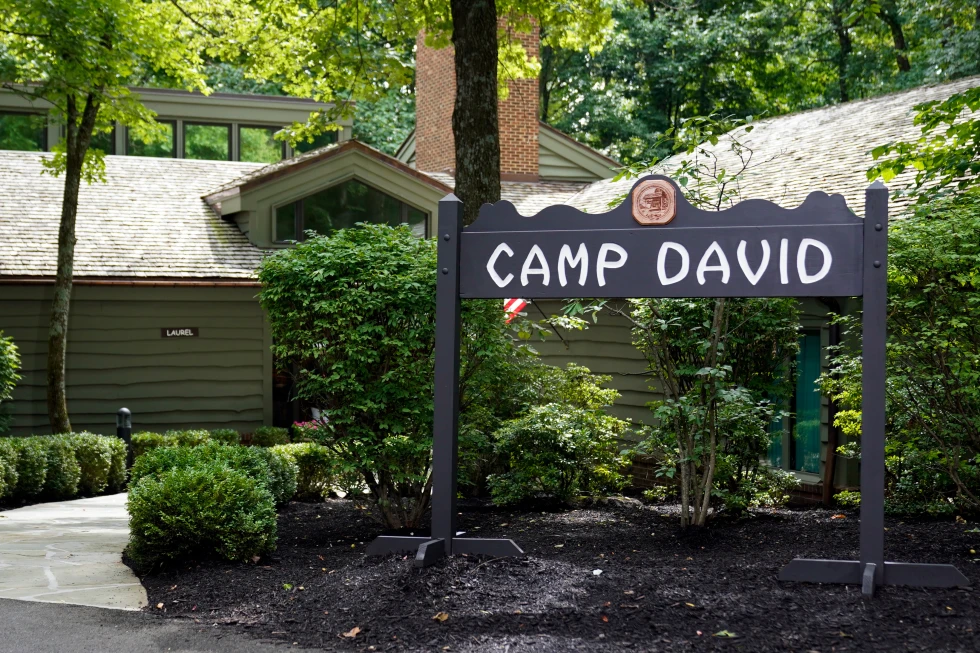Trump lleva a su gabinete a Camp David, critica crisis en Ceuta