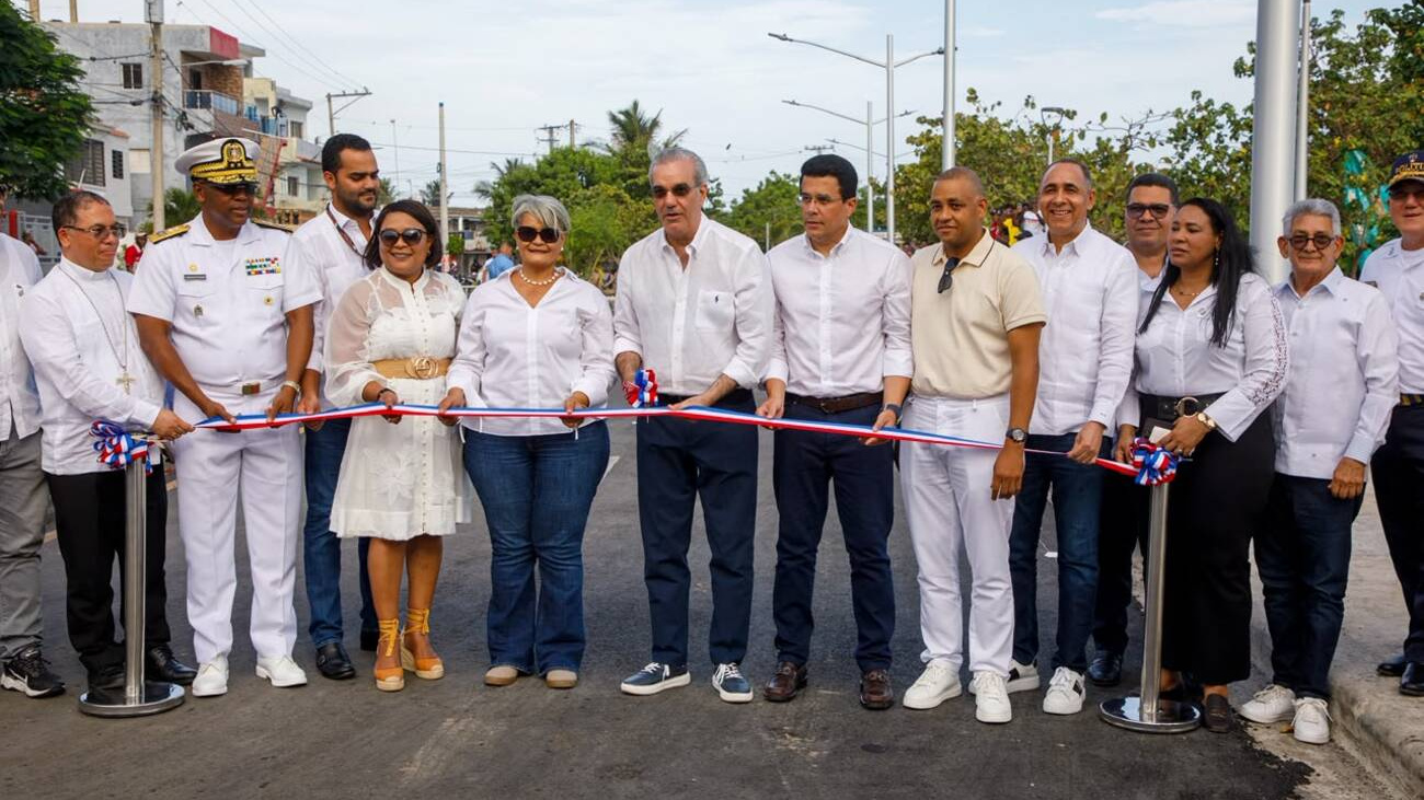 Abinader inaugura el remozamiento de la playa El Faro y anuncia nuevas obras para impulsar el desarrollo de San Pedro de Macorís
