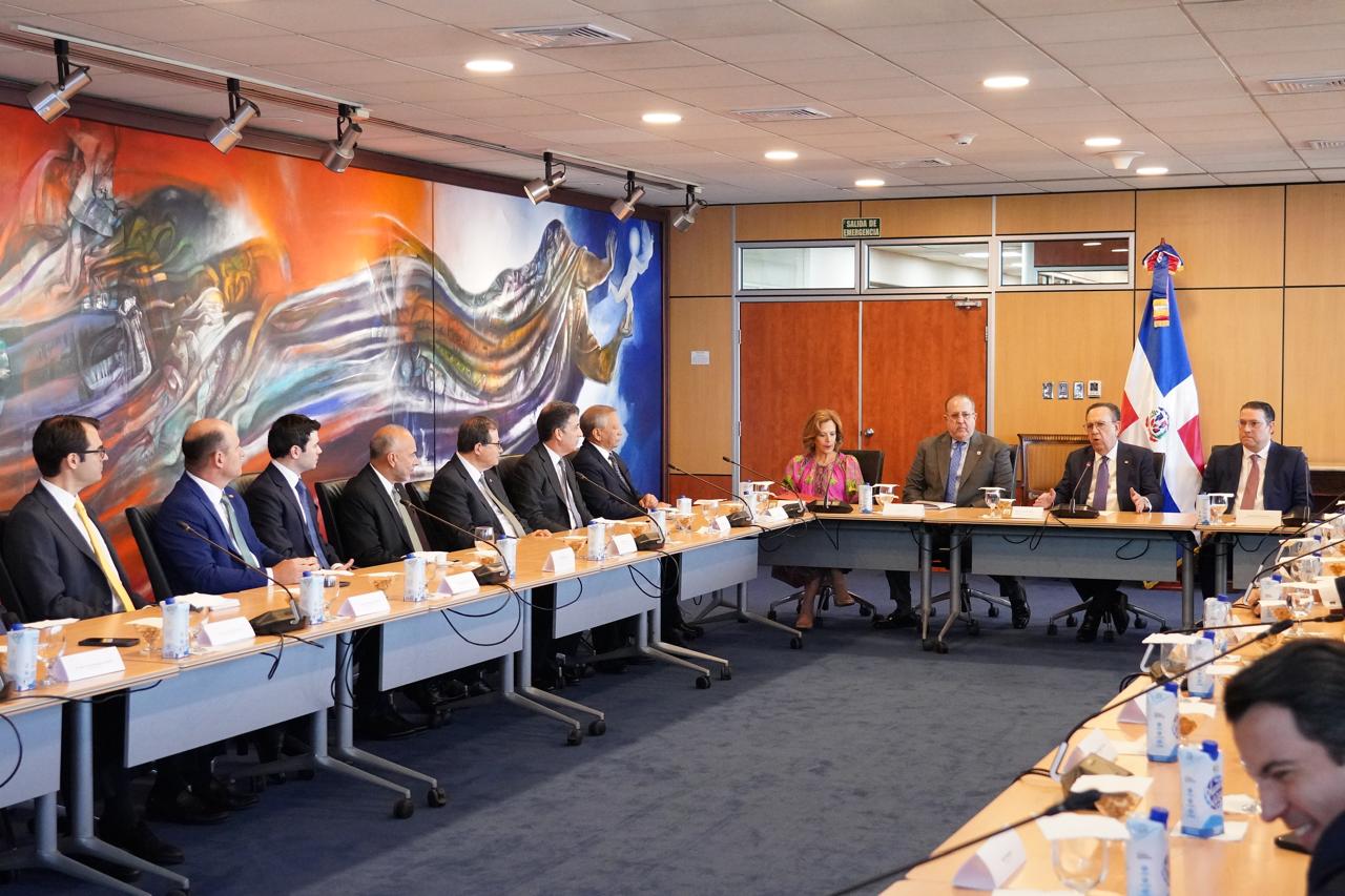Autoridades económicas y banca destacan solidez de RD ante la incertidumbre global y la volatilidad del petróleo