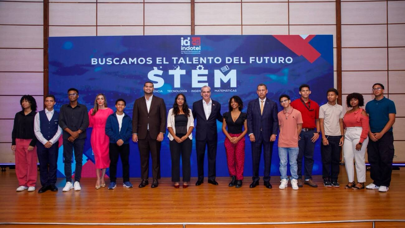 Abinader reconoce a más de 170 estudiantes destacados en concurso nacional de innovación STEM
