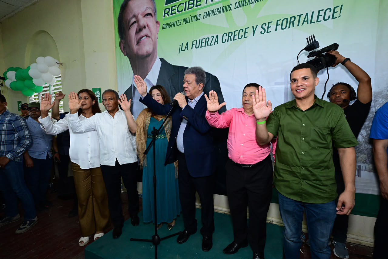Loly Fermín, exdiputada del PLD, y Alberto Polanco, exalcalde del PRM, son juramentados por Leonel en la Fuerza del Pueblo