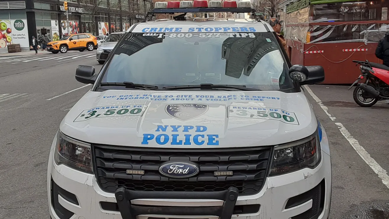 Nueva York alcanza cifras históricas de reducción de homicidios y tiroteos pese a la intensa actividad del verano