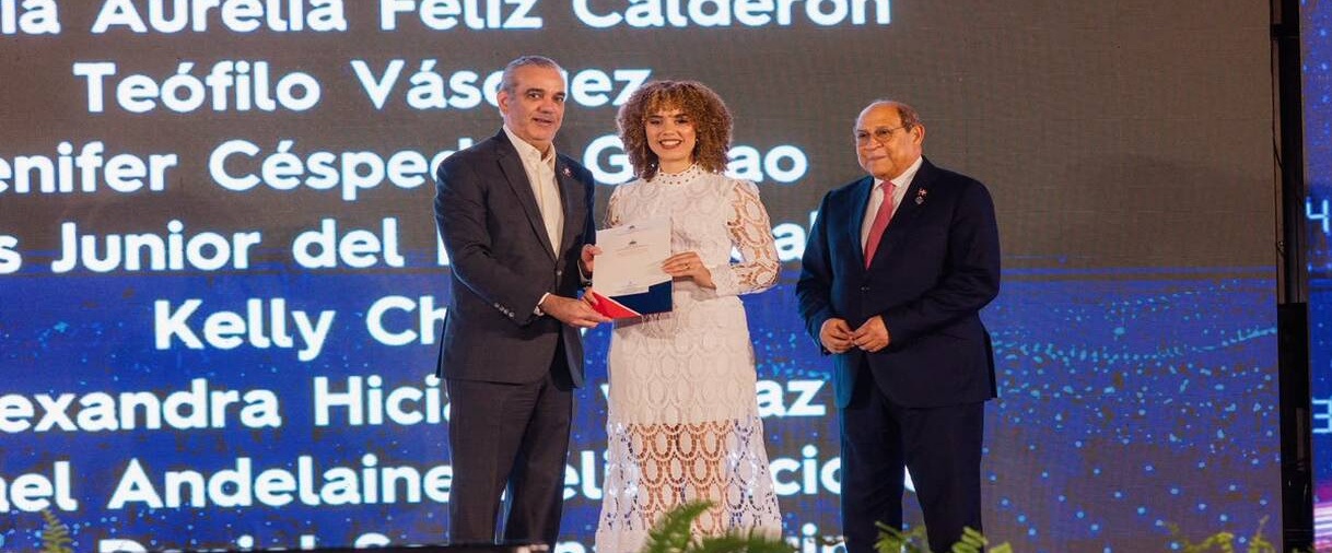 Abinader entrega 1,500 becas internacionales y anuncia 5,000 nacionales para estudiantes sobresalientes