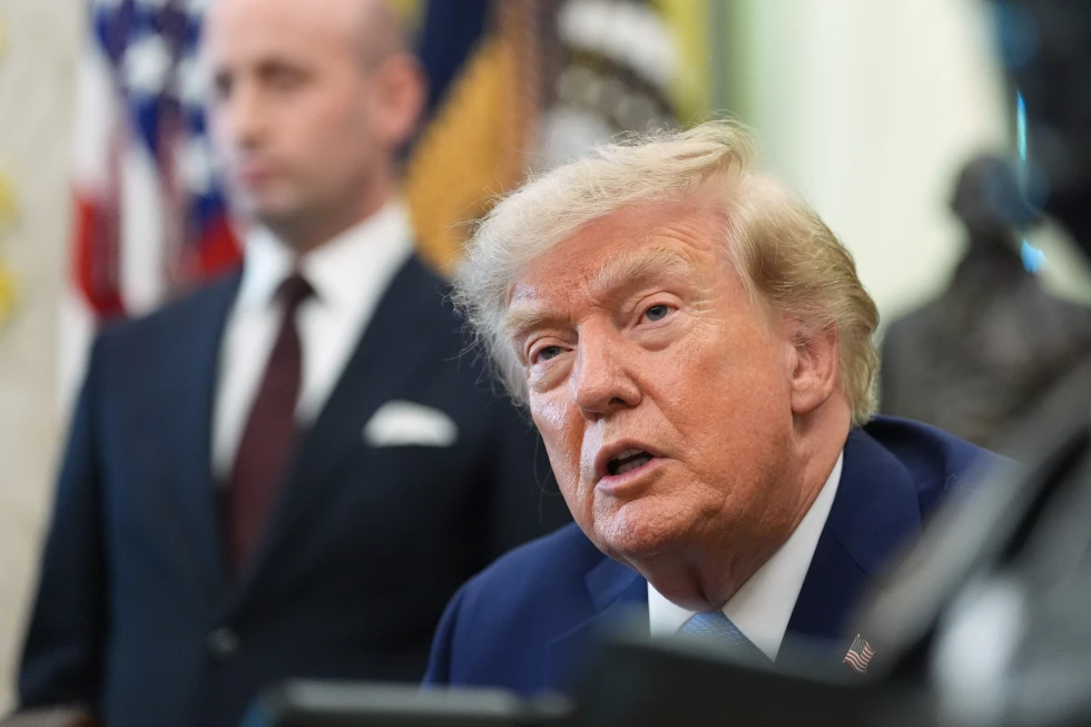 Trump firma 2 medidas migratorias para limitar la ciudadanía por nacimiento y “turismo de parto”