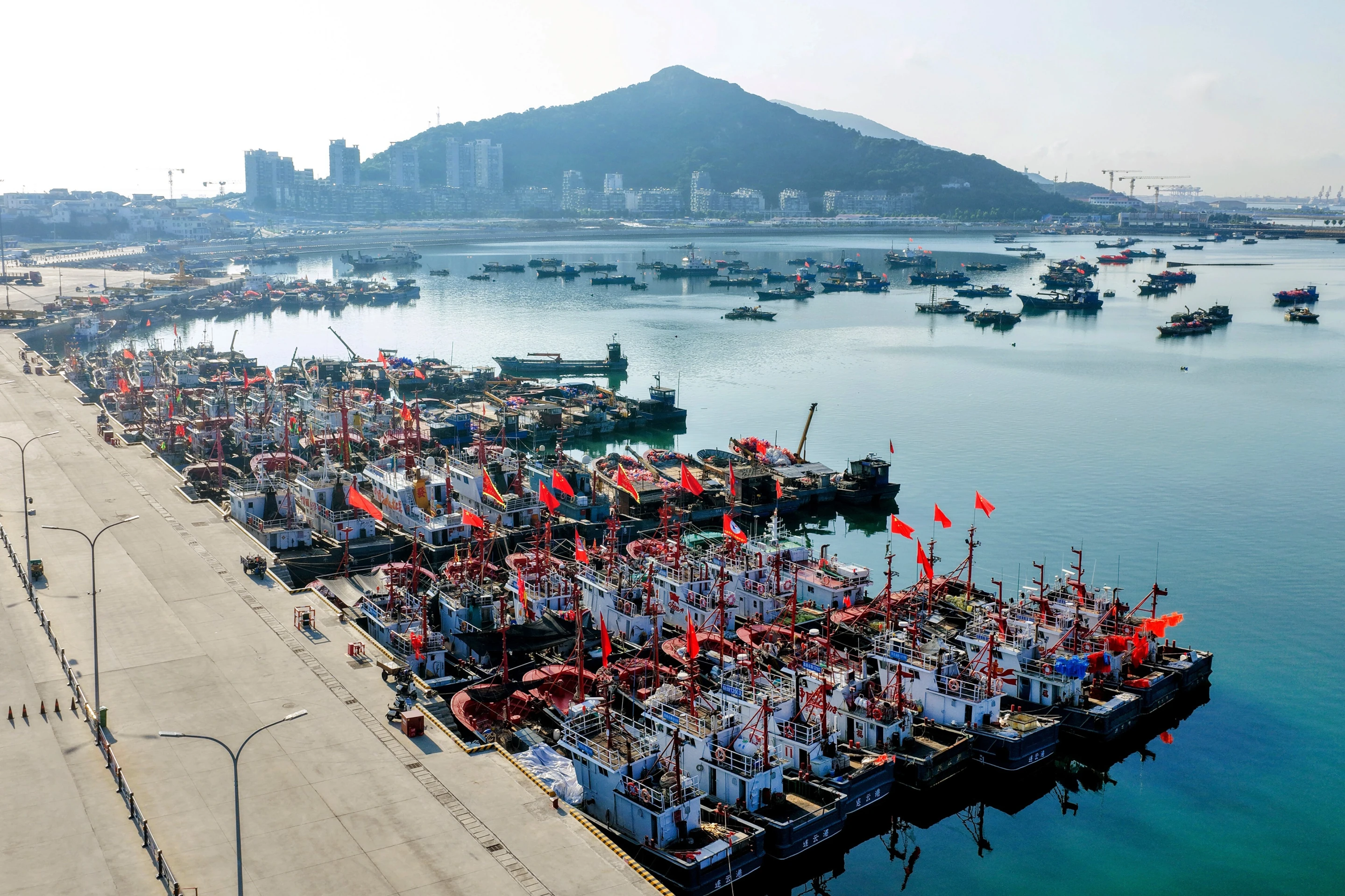 China cierra escuelas, puertos y zonas turísticas ante llegada del poderoso tifón Dolphin