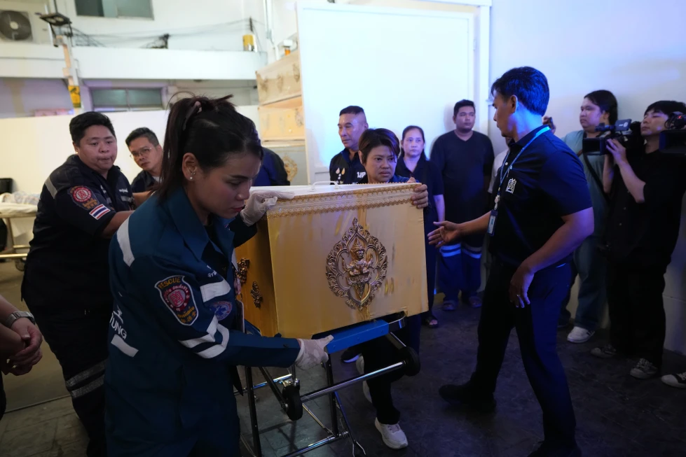 Familias recuperan cuerpos tras tiroteo cerca de Bangkok en el que un chico de 14 años mató al menos a 7