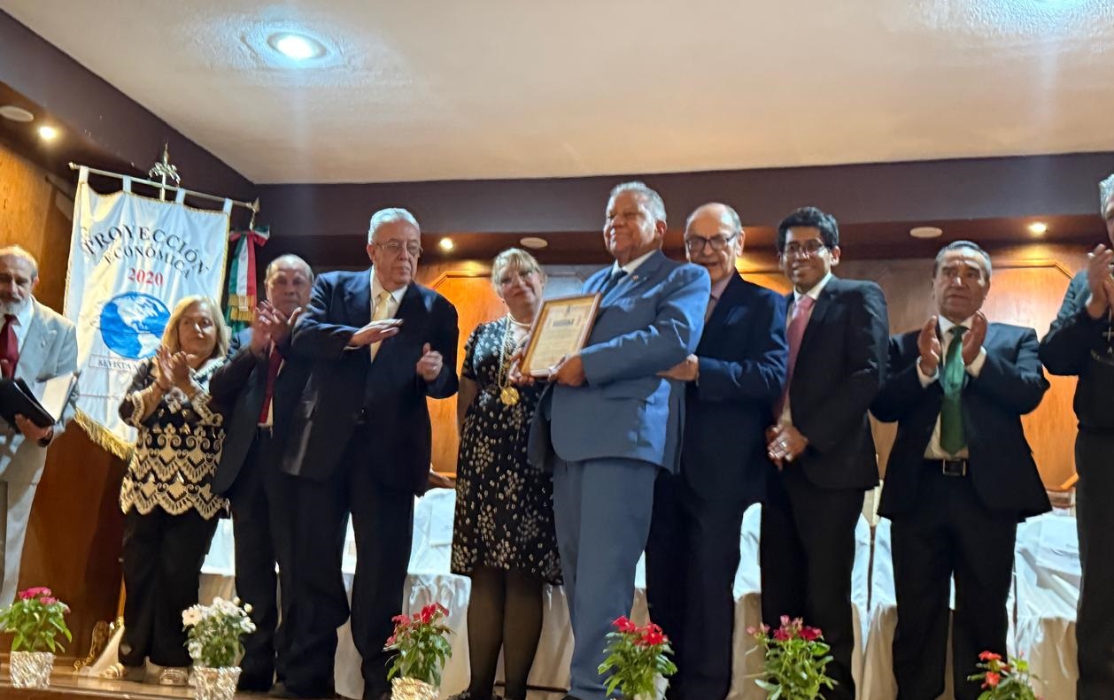Embajador Juan Bolívar Díaz recibe galardón en México