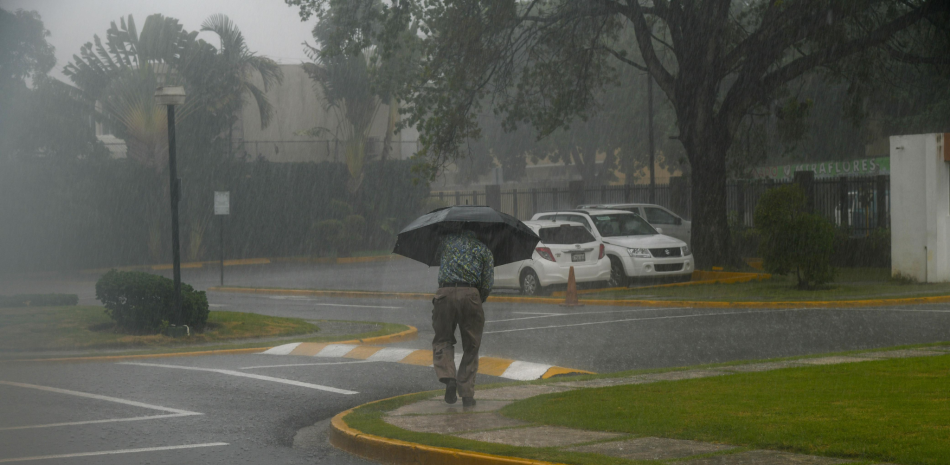 Onda tropical y vaguada provocarán aguaceros y tronadas en varias provincias