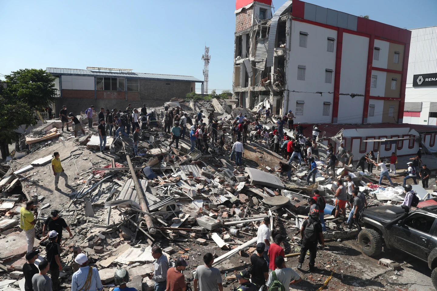 Terremoto de magnitud 7,4 deja al menos 111 muertos y gran destrucción en Colombia