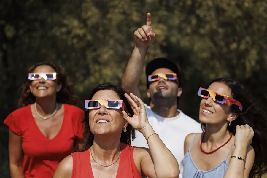 El eclipse total de Sol comienza su recorrido y moviliza a miles de personas en España