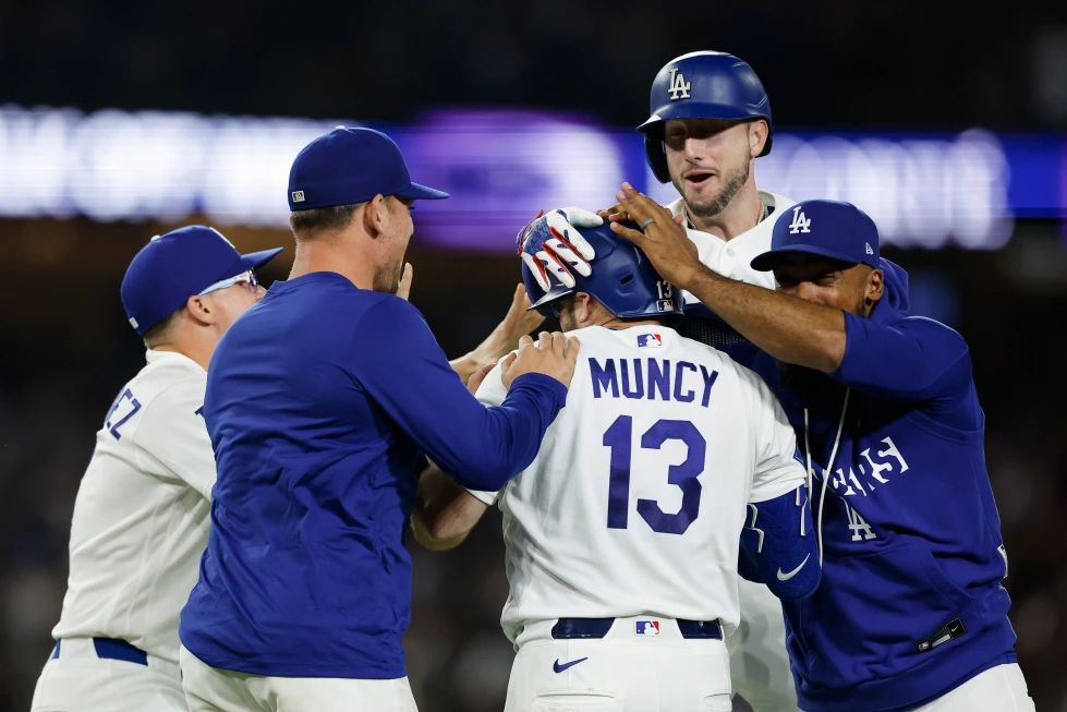 Sencillo de Max Muncy en la 10ma sentencia triunfo de Dodgers, 5-4 ante Reales