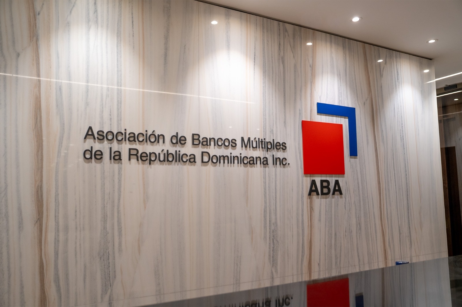 Dinamismo del crédito y solvencia bancaria fortalecen la resiliencia de la economía dominicana, afirma la ABA