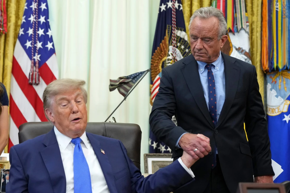 Médicos advierten que orden de Trump sobre vacunas podría aumentar riesgos para los niños