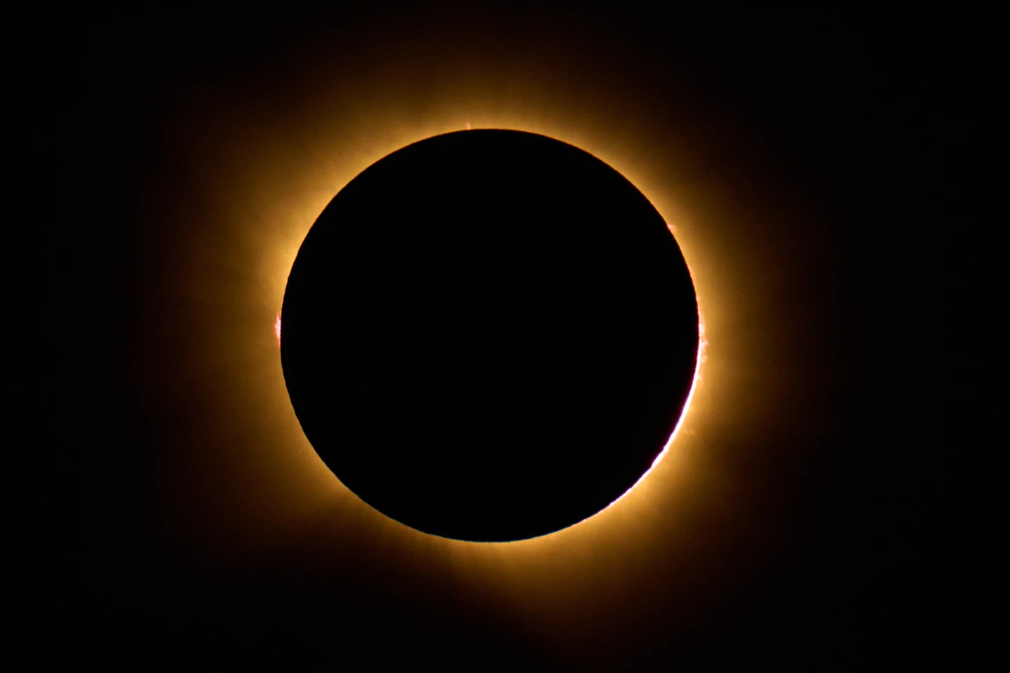 Millones abarrotan ciudades españolas para ver 1er eclipse solar total del país en más de un siglo