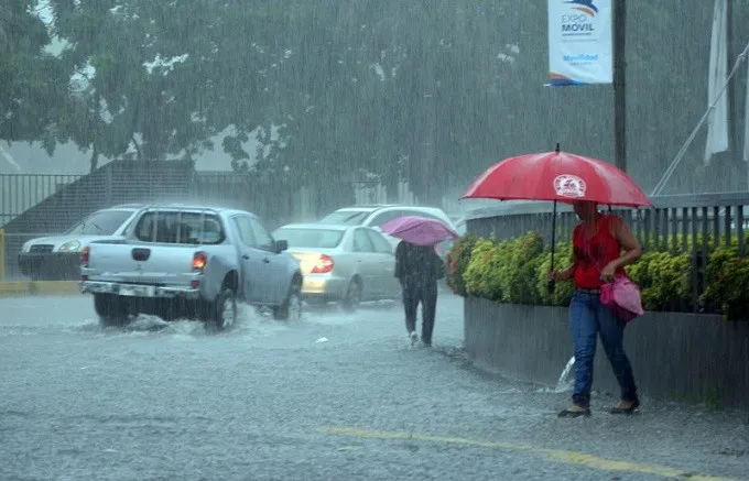 Onda tropical y vaguada provocarán aguaceros y tormentas eléctricas