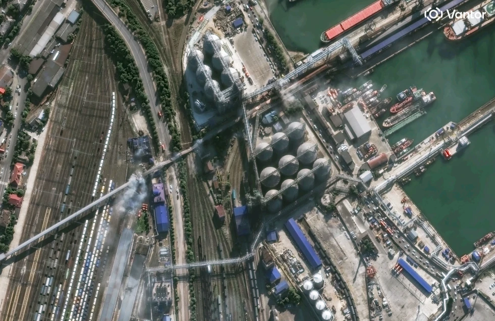 Drones ucranianos alcanzan una gran refinería rusa a casi 1.300 kms de la frontera y causan incendio